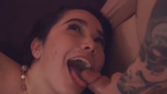 Yalangoch ayollar ishtirokidagi Counter-Strike uchun teri.