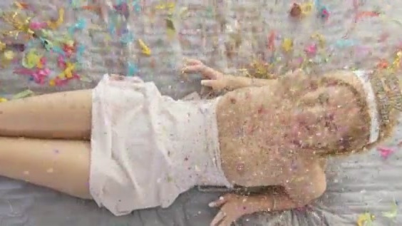 Soqolini yalaydi Ayol kokraklarini korsatdi.